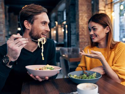 first date dinner eating pasta